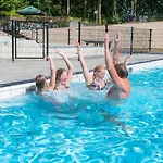 بيت للعطل Recreatiepark De Wielerbaan *