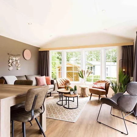 Recreatiepark De Wielerbaan 度假居 *