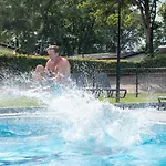 Recreatiepark De Wielerbaan 度假居 瓦赫宁根